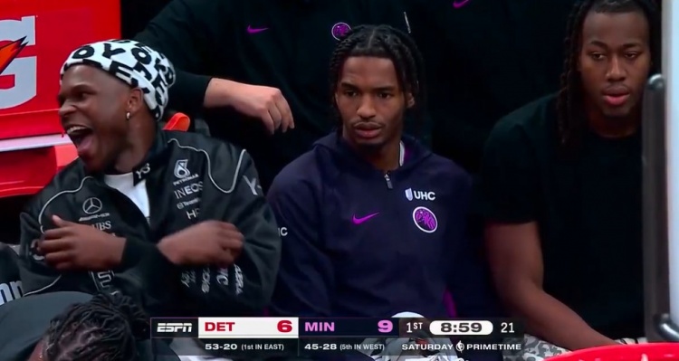 开云平台-哈哈哈怪好玩！爱德华兹替补席拍腿大笑 道苏姆&amp;菲利普斯两脸无感